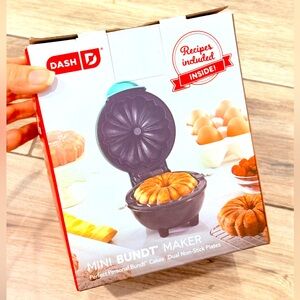 NIB Dash Mini Bundt Maker - Personal‎ Cake Baker with Non-Stick Plates & Recipes